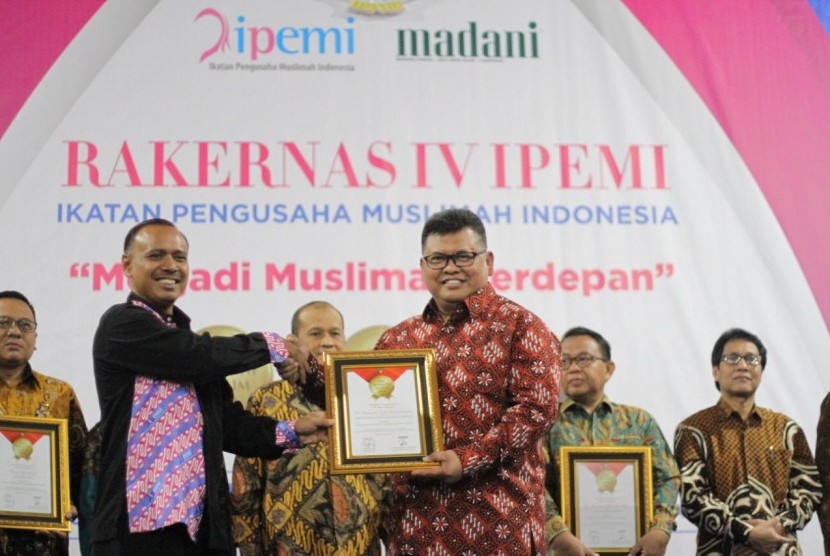 Direktur Utama Badan Amil Zakat Nasional (Dirut Baznas) Arifin Purwakananta, menerima penghargaan TOP Eksekutif Muslim 2019.