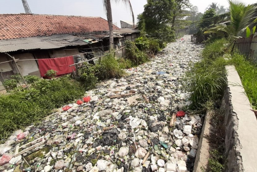 Kali Busa di Kelurahan Bahagia, Babelan, Kabupaten Bekasi, yang dipenuhi sampah pada Senin (29/7). Sampah menumpuk di aliran sungai itu sepanjang dua kilometer. 