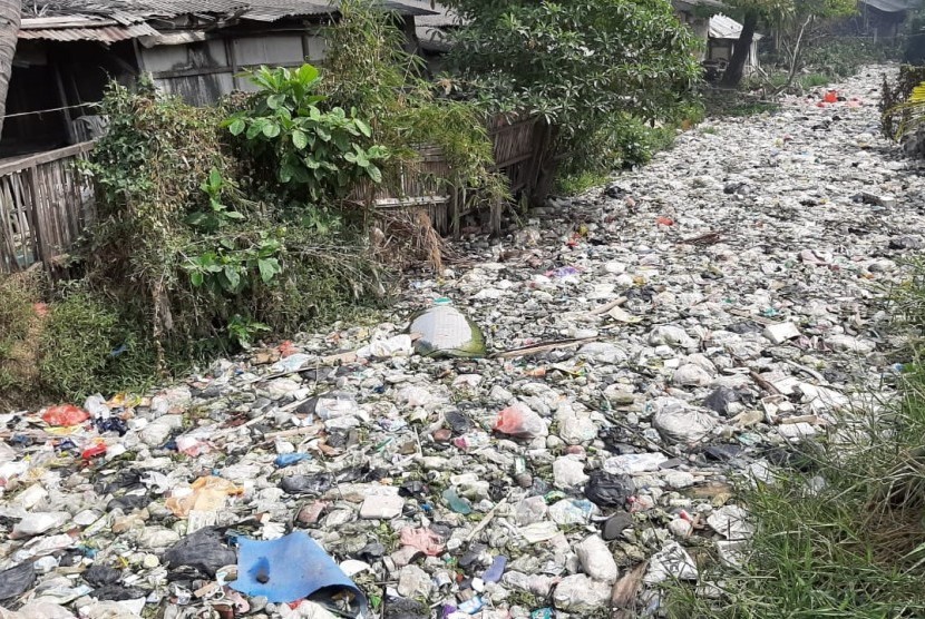 Kali Busa di Kelurahan Bahagia, Babelan, Kabupaten Bekasi, yang dipenuhi sampah pada Senin (29/7). Sampah menumpuk di aliran sungai itu sepanjang dua kilometer. 