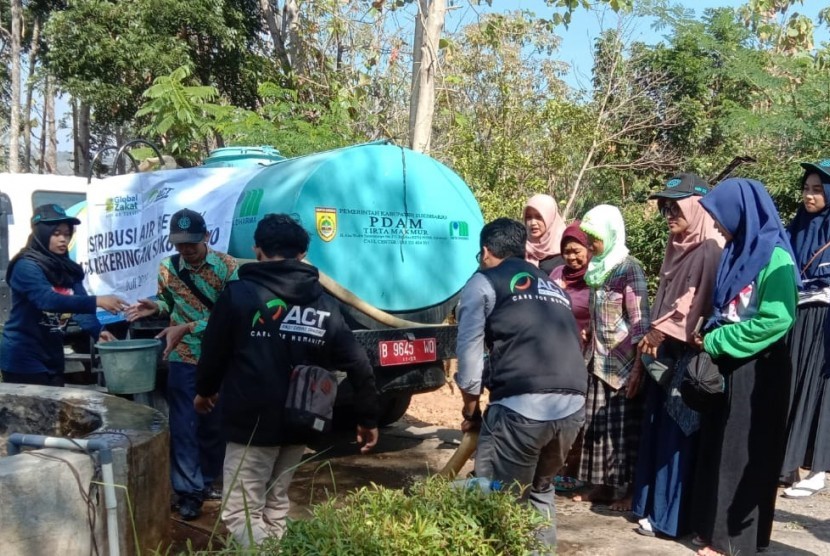Aksi Cepat Tanggap (ACT) Solo menyalurkan bantuan air bersih kepada warga terdampak kekeringan di Desa Kunden, Kecamatan Bulu, Kabupaten Sukoharjo, Jawa Tengah, Senin (29/7). 
