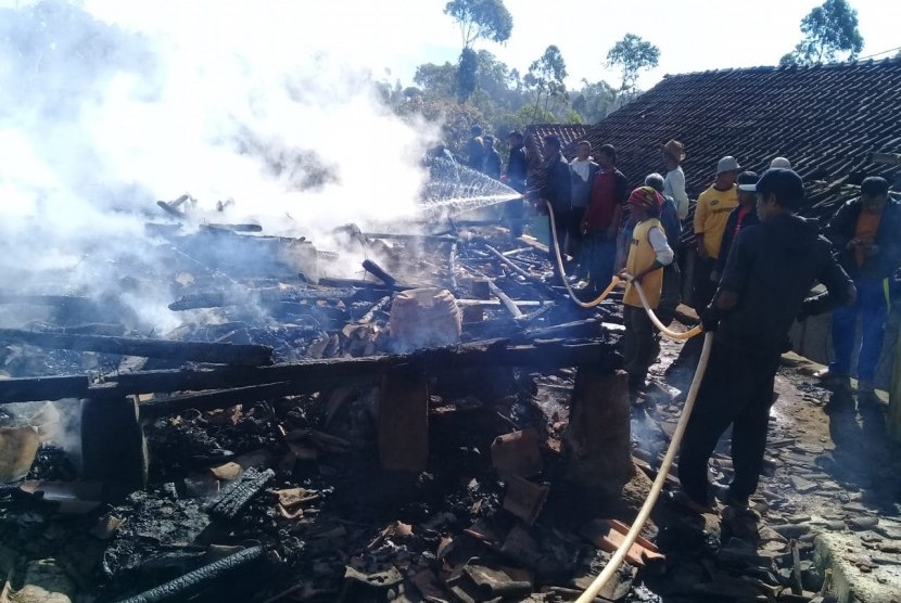 Belasan rumah terbakar di Kampung Nagrog, Desa Sarimukti, Kecamatan Pasirwangi, Kabupaten Garut, Senin (29/7). 