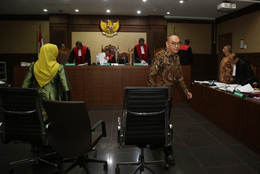Mantan Wakil Ketua Komisi VII DPR Eni Maulani Saragih (kiri) dan Pengusaha Johannes Budisutrisno Kotjo (kanan) menjawab pertanyaan jaksa penuntut umum saat hadir sebagai saksi dalam sidang mantan Dirut PLN Sofyan Basir di Pengadilan Tipikor, Jakarta, Senin (29/7/2019).