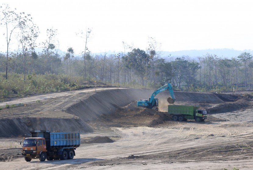 Sejumlah alat berat beroperasi di kawasan pembangunan Bendungan Nasional Semantok di Kecamatan Rejoso, Nganjuk, Jawa Timur, Senin (29/7/2019).