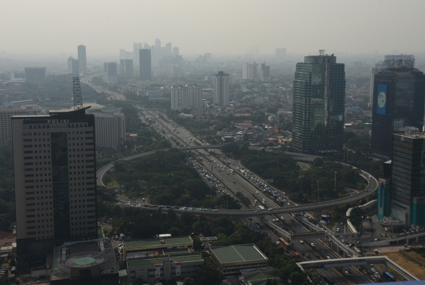 Suasana gedung-gedung bertingkat yang diselimuti asap polusi di Jakarta, Senin (29/7/2019).