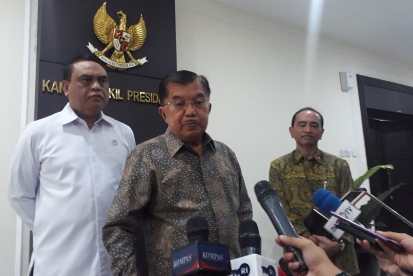 Wakil Presiden Jusuf Kalla saat diwawancarai wartawan di Kantor Wakil Presiden, Jakarta, Selasa (30/7).