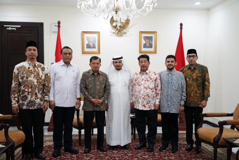 Wakil Presiden Jusuf Kalla saat menerima Pimpinan Yayasan Museum As-salamu Alaika Ayyuha An-Nabiy di Kantor Wakil Presiden, Jakarta, Selasa (30/7).