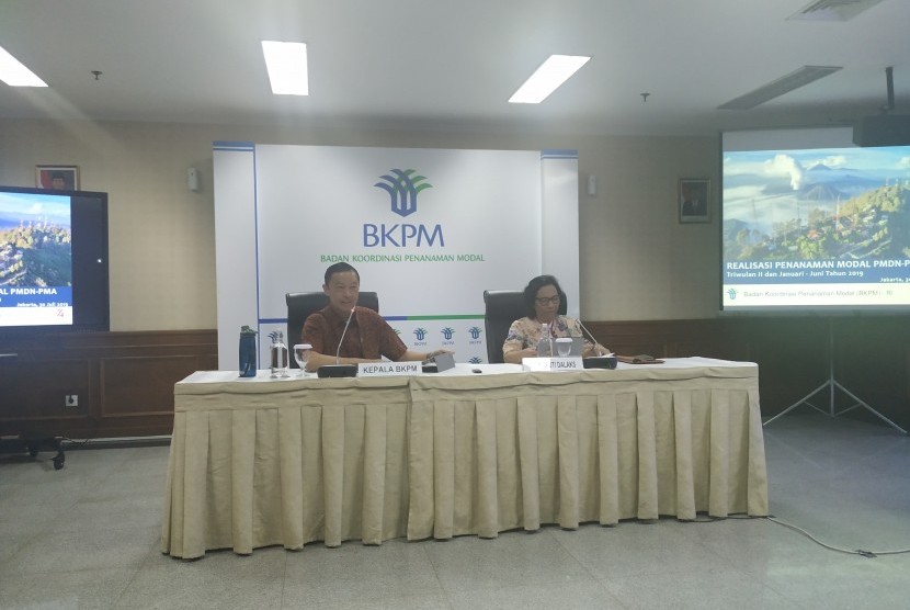 Kepala BKPM Thomas Lembong dan Plt Deputi Bidang Pengendalian  Pelaksanaan Penanaman Modal BKPM Farah Ratnadewi Indriani dalam konferensi  pers realisasi investasi kuartal kedua dan semester pertama 2019 di  kantornya, Jakart, Selasa (30/7). 