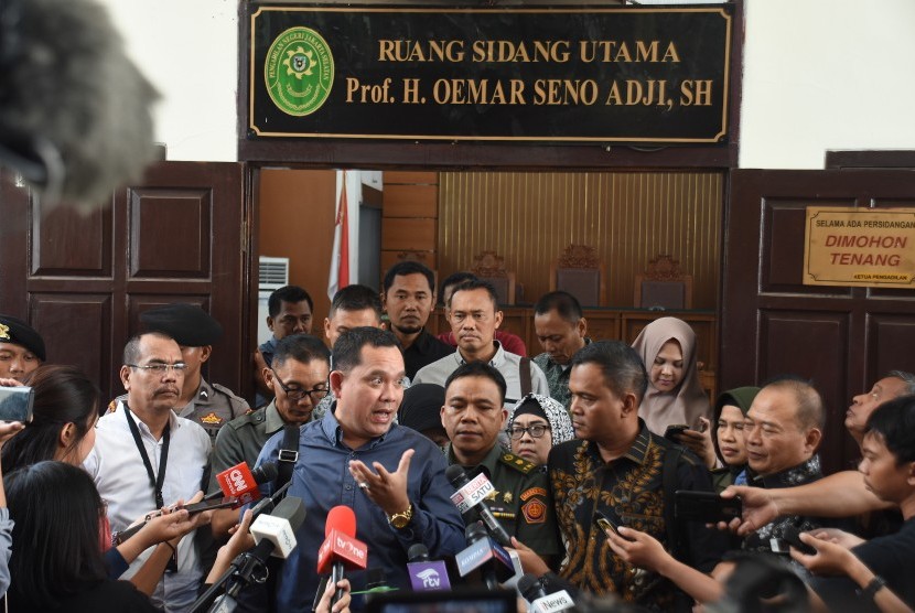 Kuasa hukum tersangka kasus dugaan kepemilikan senjata ilegal Kivlan Zein, Tonin Tahta Singarimbun (kedua kiri) memberikan pernyataan kepada wartawan seusai mengikuti sidang putusan praperadilan penetapan tersangka kliennya di Pengadulan Negeri Jakarta Selatan, Selasa (30/7/2019).