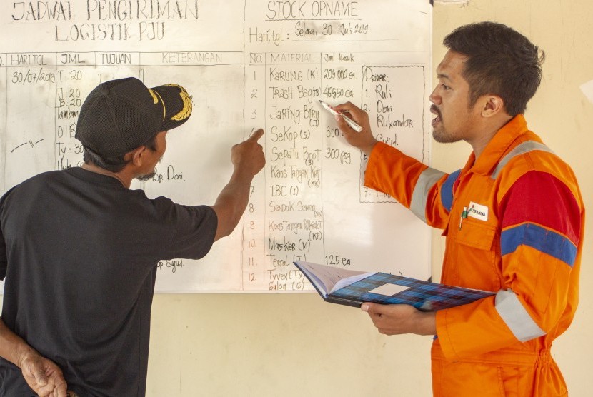 Petugas menjelaskan data logistik yang dikirim untuk penanganan area yang tercemar tumpahan minyak mentah kepada perwakilan warga di Posko Logistik PHE ONWJ, Pusakajaya Utara, Karawang, Jawa Barat, Selasa (30/7/2019).