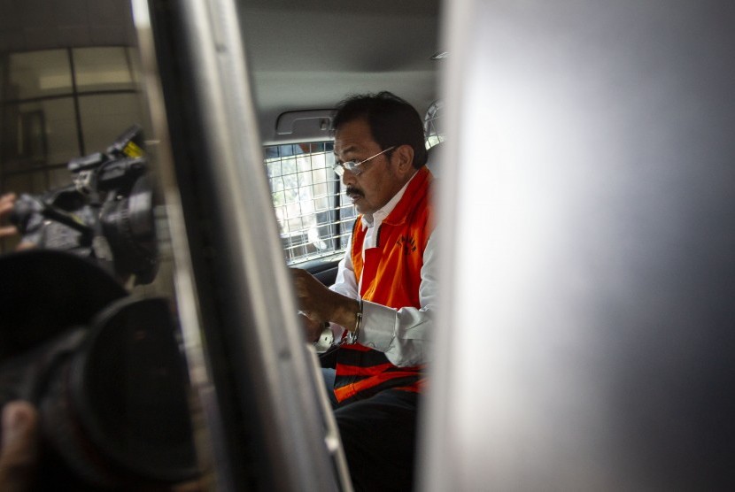 [ilustrasi] Tersangka Gubernur Kepulauan Riau (Kepri) nonaktif Nurdin Basirun berada di dalam mobil tahanan seusai menjalani pemeriksaan di Gedung KPK, Jakarta, Selasa (30/7/2019).