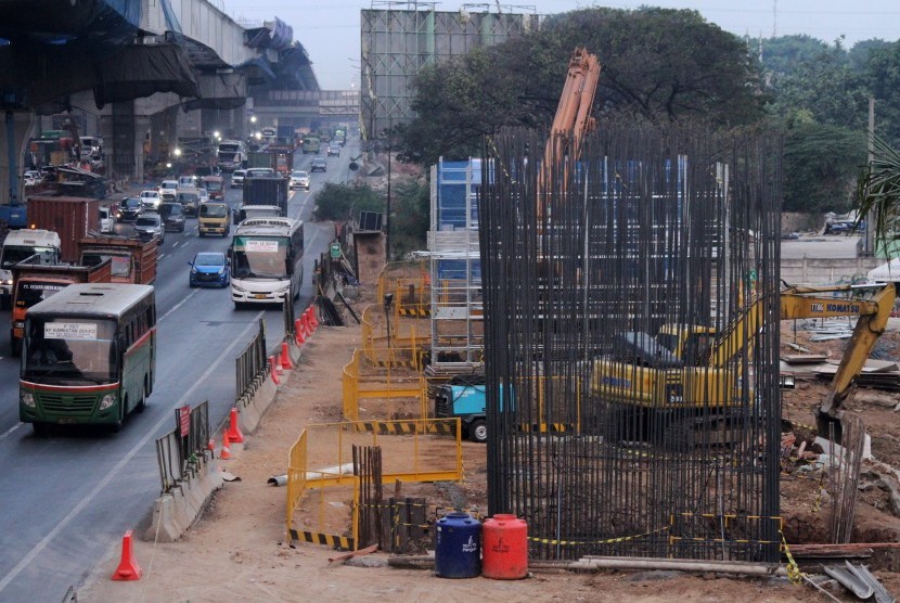 Pekerja menyelesaikan pembangunan konstruksi proyek Kereta Cepat Jakarta-Bandung di samping Jalan Tol Jakarta-Cikampek di Bekasi Timur, Jawa Barat, Senin (29/7/2019). 