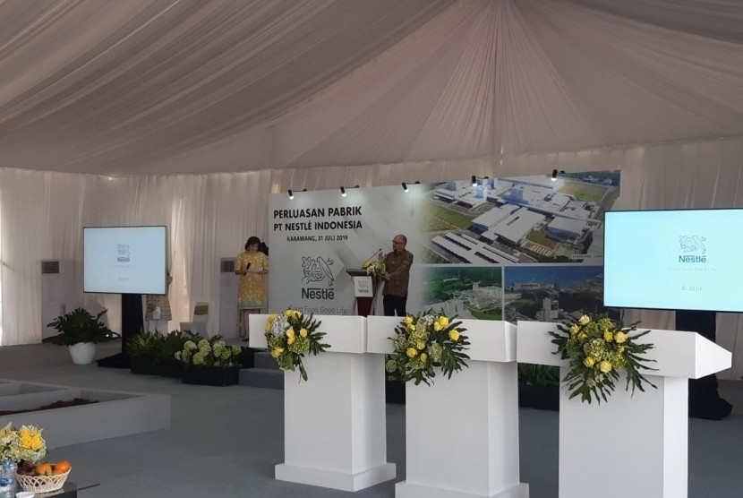 Presiden Direktur PT Nestle Indonesia, Dharnesh Gordhon, saat sambutan dalam acara peletakan batu pertama perluasan tiga pabrik di Kawasan Industri Surya Cipta, Kecamatan Ciampel, Karawang, Rabu (31/7). 