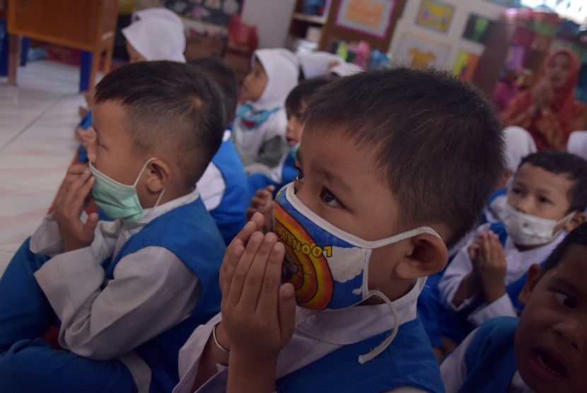 Sejumlah murid TK Islam Akramunnas mengenakan masker di kelas saat kabut asap (ilustrasi)