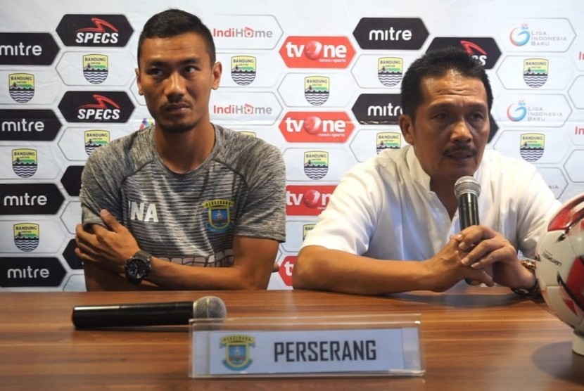 Pemain Perserang Serang, Idang Novrizal (kiri) dan pelatih Perserang Serang, Jaya Hartono (kanan) di Graha Persib, Jalan Sulanjana, Kota Bandung, Rabu (31/7). 