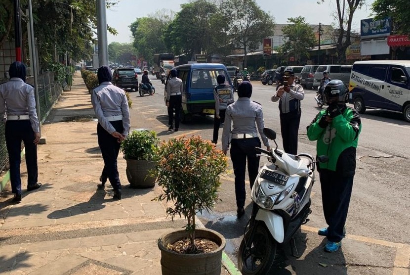 Dinas Perhubungan (Dishub) Kota Malang mengadakan penertiban pelanggaran parkir di kawasan terlarang. Salah satunya berada di area Jalan Trunojoyo, Kota Malang.