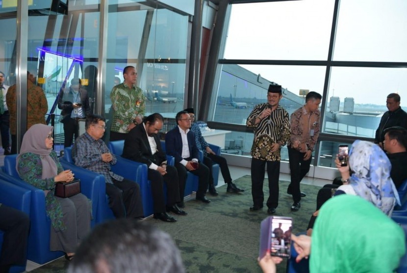Wakil Presiden Jusuf Kalla didampingi Ibu Mufidah Jusuf Kalla melayat almarhum mantan Bupati Gowa Ichsan Yasin Limpo (IYL), sebelum diberangkatkan ke Makassar, di Bandara Internasional Soekarno Hatta, Rabu (31/7).