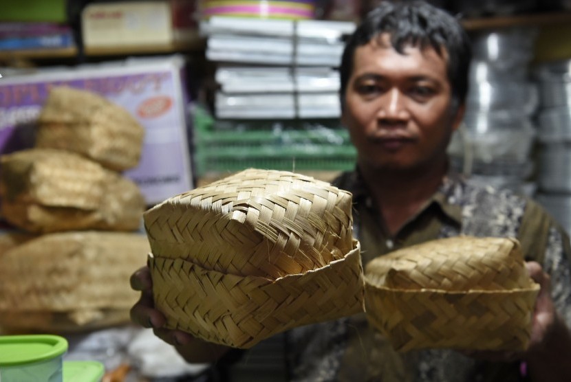 Pedagang menunjukkan wadah besek bambu yang dia jual di Pasar Jaya Lenteng Agung, Jakarta Selatan, Kamis (1/8/2019). 