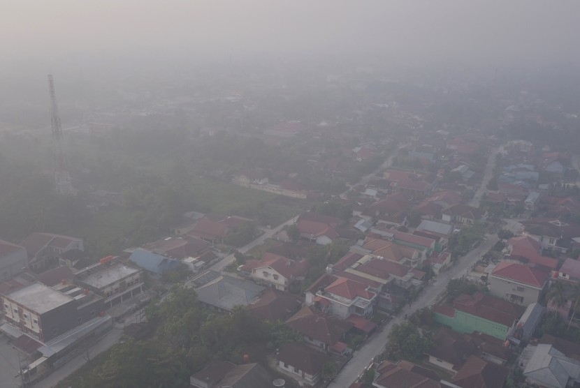 Foto udara kondisi kabut asap di Kota Pekanbaru, Riau