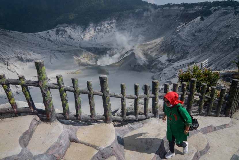 Wisatawan menikmati pemandangan Kawah Ratu Gunung Tangkuban Parahu, di Kabupaten Subang, Jawa Barat, Kamis (1/8/2019).