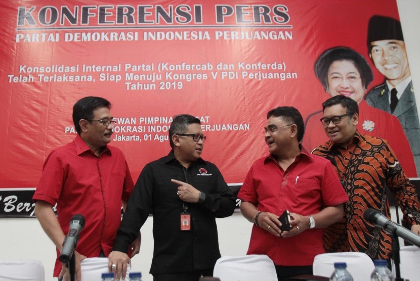  Sekjen PDIP Hasto Kristiyanto (kedua kiri) bersama Ketua DPP PDIP Djarot Saiful Hidayat (kiri), Ketua DPP PDIP Bidang Hukum Andreas Pereira (kedua kanan) dan Wasekjen PDIP Ericko Sotarduga (kanan) berbincang usai memberikan keterangan kepada wartawan mengenai Kongres V PDI di DPP PDI Perjuangan, Jakarta, Kamis (1/8/2019).