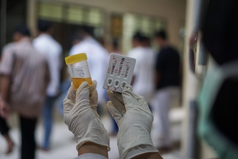 Petugas Badan Narkotika Nasional (BNN)  melakukan tes urine 