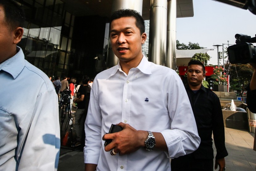 Mantan Atlet Bulutangkis Taufik Hidayat (kiri) meninggalkan gedung KPK seusai menjalani pemeriksaan di Jakarta, Kamis (1/8/2019).