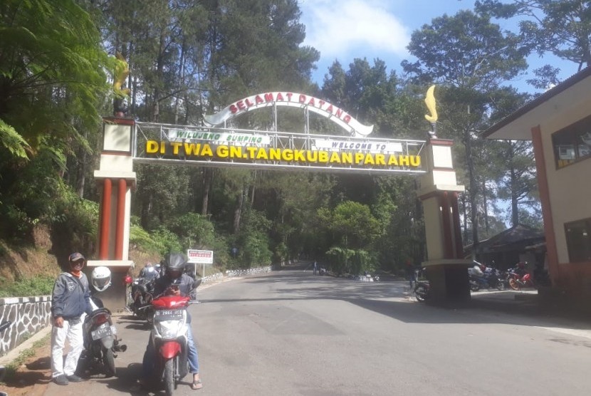 Aktivitas vulkanologi di Kawah Gunung Tangkuban Perahu meningkat ke level dua Waspada, Jumat (2/8). Aktivitas objek wisata tersebut pun ditutup