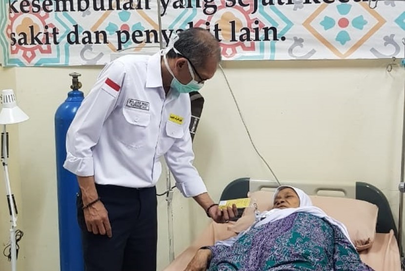 Kepala Pusat Kesehatan Haji Eka Jusup Singka meninjau jamah yang dirawat jalan di Poliklinik Embarkasi Bekas. Jumat (2/8).