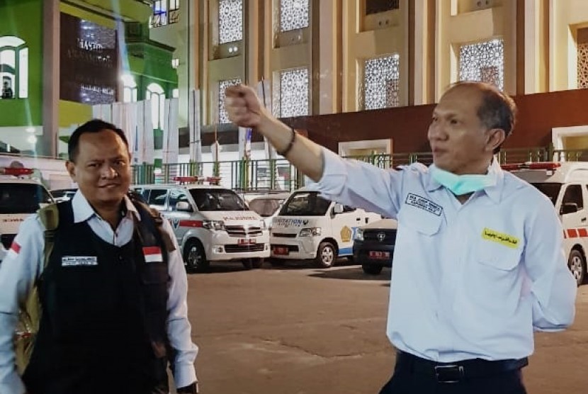 Kepala Pusat Kesehatan Haji Eka Jusup Singka meninjau jamah yang dirawat jalan di Poliklinik Embarkasi Bekas. Jumat (2/8).