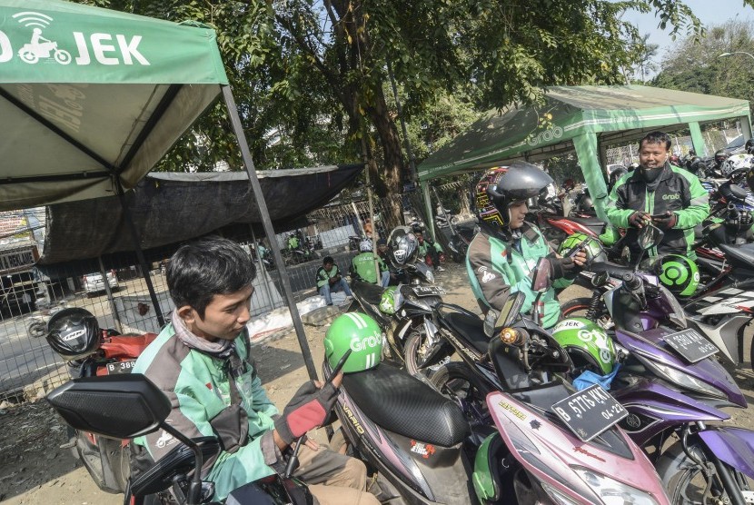 Sejumlah pengemudi ojek online menunggu penumpang di shelter kawasan Stasiun Bekasi, Jawa Barat