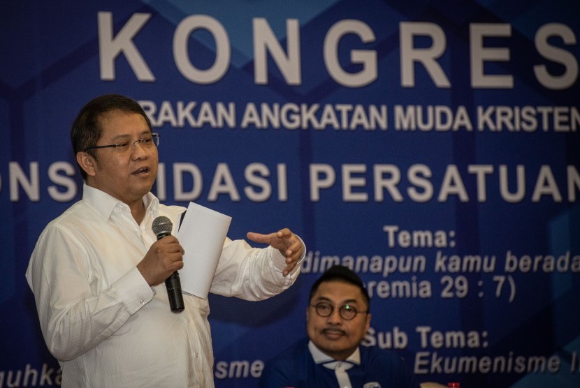 Menkominfo Rudiantara (kiri) disaksikan Ketua Umum DPP GAMKI Michael Wattimenan (kanan) memberikan pemaparan dalam Kongres ke-XI Gerakan Angkatan Muda Kristen Indonesia (GAMKI) di Jakarta, Jumat (2/8/2019).