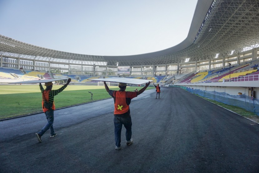Pekerja menyelesaikan proyek renovasi Stadion Manahan di Solo, Jawa Tengah, Jumat (2/8/2019).