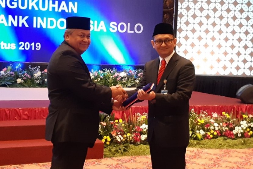 Gubernur Bank Indonesia (BI) Perry Warjiyo mengukuhkan Kepala Perwakilan BI Solo, Bambang Pramono, dalam upacara pengukuhan di Gedung Kantor Perwakilan BI Solo, Jawa Tengah, Jumat (2/8).
