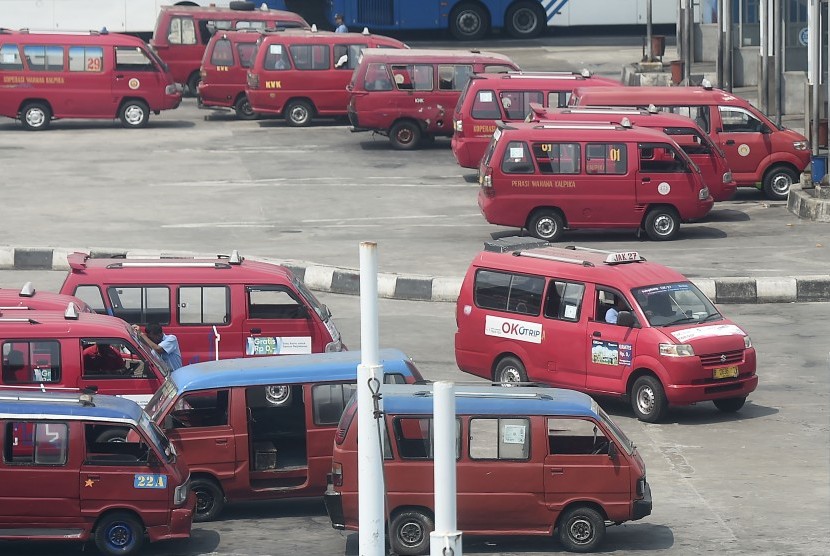 Pengendara salah satu mobil angkutan kota (Angkot) melintas di Terminal Bus Terpadu Pulogebang, Jakarta Timur, Jumat (2/8/2019).