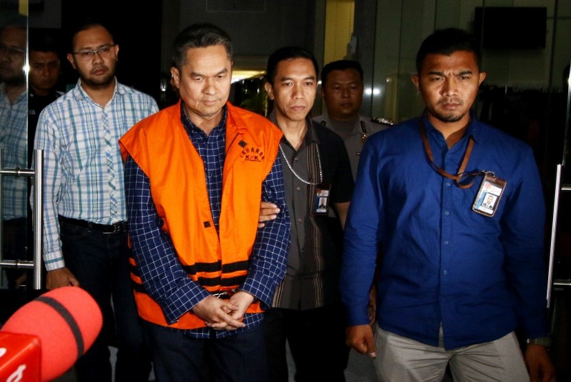 Direktur Keuangan PT Angkasa Pura II Andra Y. Agussalam mengenakan rompi tahanan seusai menjalani pemeriksaan terkait Operasi Tangkap Tangan (OTT) kasus dugaan korupsi di PT Angkasa Pura II di Gedung KPK, Jakarta, Jumat (2/8/2019).