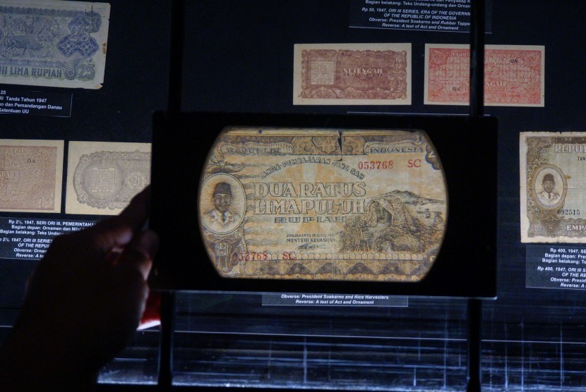 Koleksi uang kertas di Museum Bank Indonesia, Jakarta, Jumat. Museum Bank Indonesia membatasi durasi kunjungan wisatawan untuk menghindari penumpukan pengunjung selama PSBB transisi. 