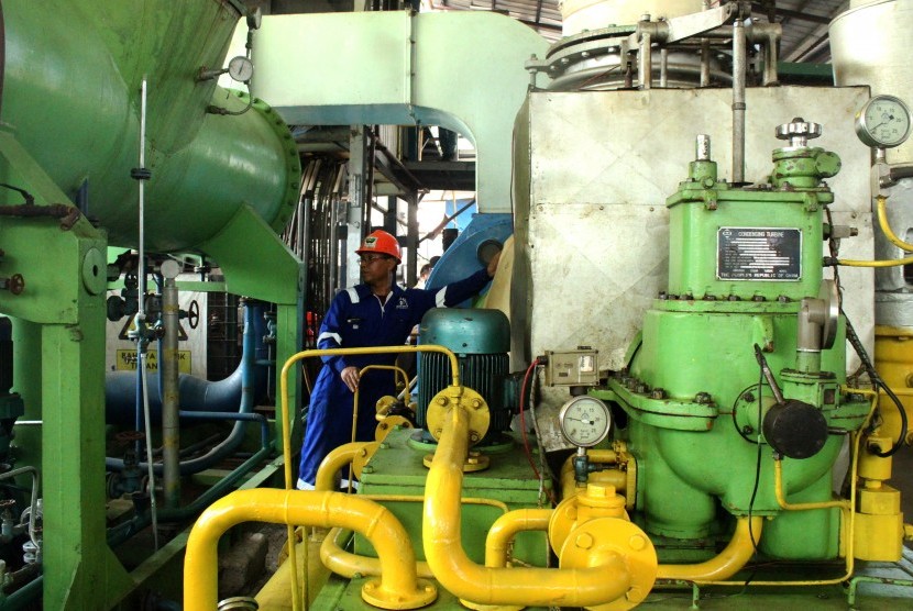 Pekerja memeriksa pengoperasian mesin instalasi Pembangkit Listrik Tenaga Sampah (PLTSa) Tempat Pembuangan Akhir (TPA) Sumur Batu saat uji coba di Bekasi, Jawa Barat, Jumat (2/8/2019). 