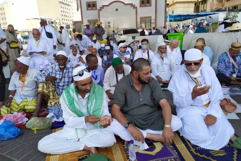 Jamaah haji dari berbagai negara bersiap untuk melaksanakan shalat Jumat di sekitar Masjidil Haram, Makkah (ilustrasi).
