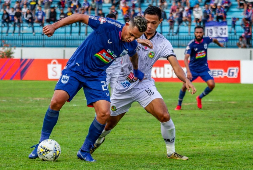 Pesepak bola PSIS Semarang Silvio Escobar Benitez (kiri) berupaya melewati hadangan pesepak bola Tira Persikabo Andy Setyo Nugroho (kanan) pada pertandingan lanjutan Liga 1 2019 di Stadion Moch Soebroto, Magelang, Jawa Tengah, Jumat (2/8/2019).