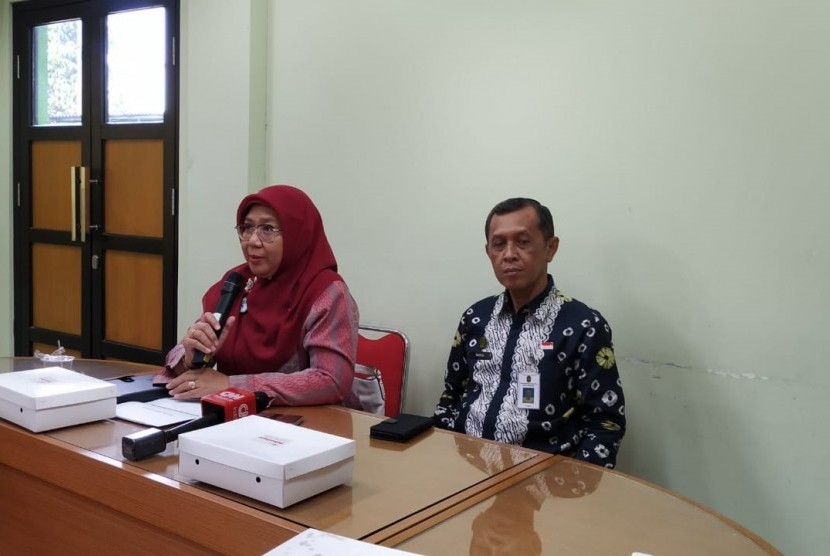 Direktur RSUD Kota Yogyakarta Ariyudi Yunita (kiri)  saat mengklarifikasi potensi bangkrutnya RSUD Kota Yogyakarta akibat BPJS  Kesehatan di Balai Kota Yogyakarta, Jumat (2/8). 