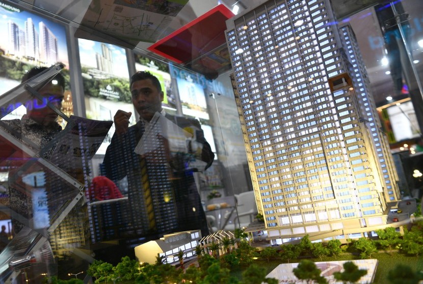 Pengunjung mendapat penjelasan soal hunian yang ditawarkan di pameran Indonesia Properti Expo di Jakarta Convention Centre, Jakarta, Jumat (2/8/2019).