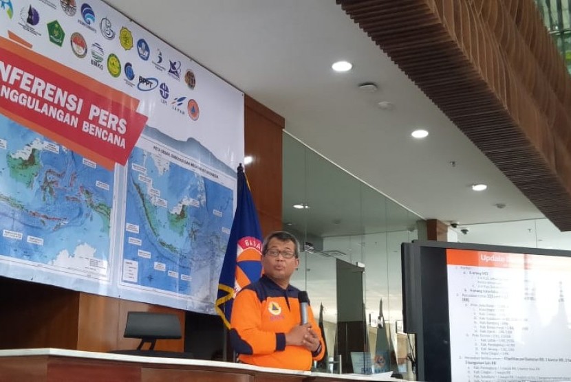 Plh Kepala Pusat Data, Informasi, dan Humas BNPB Agus Wibowo memberi keterangan pers terbaru dampak gempa bumi M 6,9 di Banten, di Gedung BNPB, Jakarta, Sabtu (3/8). 