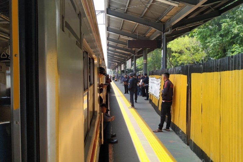KRL Mogok akibat gangguan Listrik Aliran Atas (LAA) di Stasiun Duren Kalibata, Jakarta, Ahad (4/8). Petugas mengimbau penumpang tidak merokok di area stasiun