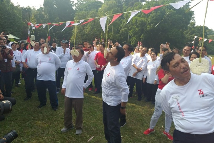 Para menteri kabinet kerja mengikuti lomba makan kerupuk di Istana Bogor, Ahad (4/8)