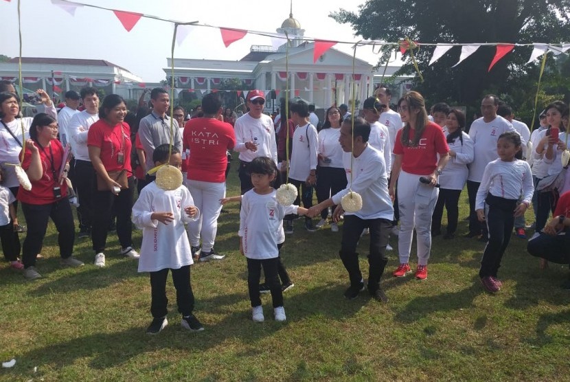 Para menteri kabinet kerja mengikuti lomba makan kerupuk di Istana Bogor, Ahad (4/8).