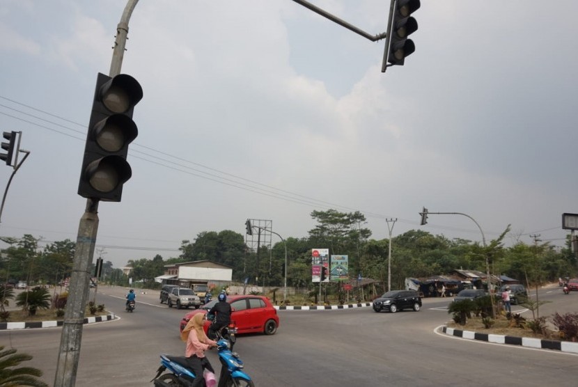 Lampu lalu lintas yang mati di Jalan Syeikh Nawawi Al Bantani, Kota Serang, Banten, akibat pemadaman listrik yang terjadi di beberapa Kota di Pulau Jawa, Ahad (4/8).