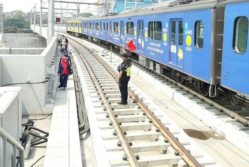 Proses evakuasi penumpang MRT yang berhenti akibat listrik padam di antara jalur Stasiun MRT Bendungan Hilir-Istora, Jakarta Pusat, Ahad (4/8). 