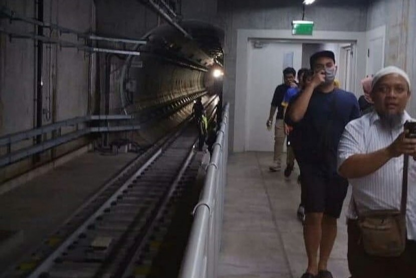Proses evakuasi penumpang MRT yang berhenti akibat listrik padam di antara jalur Stasiun MRT Bendungan Hilir-Istora, Jakarta Pusat, Ahad (4/8).