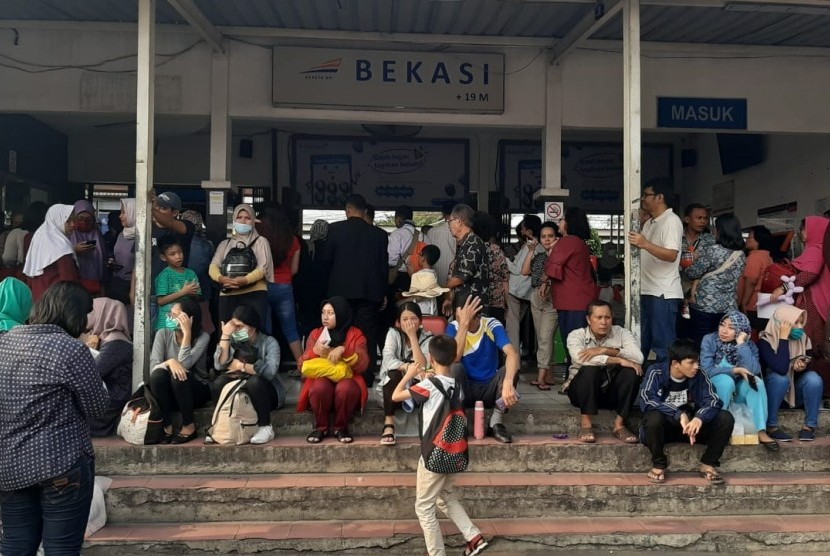 Pintu masuk Stasiun Bekasi, Kota Bekasi. KCI menambah perjalanan KRL lintas Bekasi.