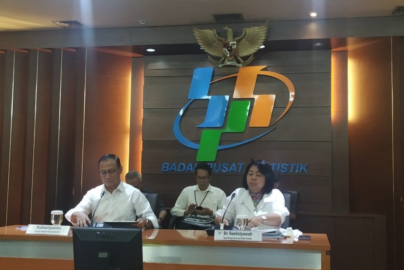 Kepala BPS Suhariyanto dalam konferensi pers di kantornya, Jakarta, Senin (5/8). 